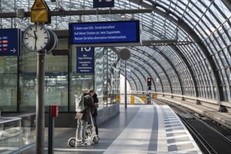 07.03.2024, Berlin, Germany, Europe, Train travellers stand on a platform in Berlin's almost