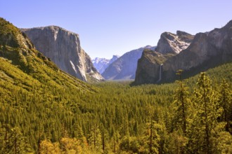 Yosemite el Capitan and Half Dome in California National Parks US
