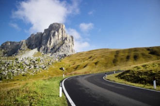 The panoramic road that allows us to reach the mountain range of the Dolomites