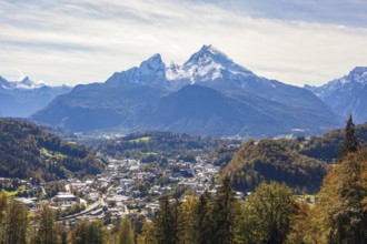 Berchtesgaden with Watzmann in autumn, Berchtesgaden, Berchtesgadener Land, Upper Bavaria, Bavaria,