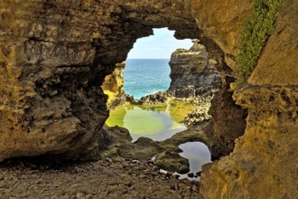 The Grotto at the Great Ocean Road during daytime. I used a polarizer to avoid reflections in the