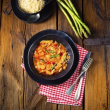 Colourful turkey fricassee with asparagus and peppers