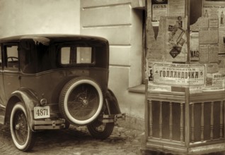 Like an old times scene- this photos shows a row of historical cars of the 30s-40s, shot in St.