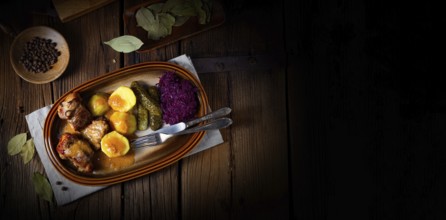 Rustic snirtje roast with red cabbage and cucumber