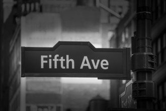 Fift avenue sign 5 th Av New York Mahnattan USA black & white