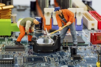 Computer board and worker, symbol photo for computer, malfunction, maintenance, data security
