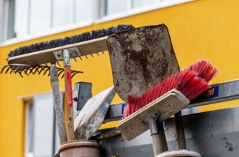 Werkzeuge für Reinigung und Gartenarbeit. Besen und Schaufel, Österreich