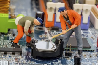 A worker repairs the circuit board of a computer. Symbolic photo for data security