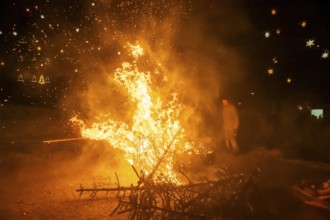 Christmas tree burning on the Kleinnauendorf fairground. The local history association G-Haus
