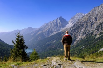 Hikers at the Staller Sattel, with Lake Antholz, behind Hochgall, between the Antholz Valley, South