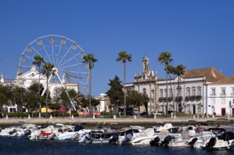 View over the marina, harbour, on Ferris wheel, boats, city archway, archway, Arco da Vila, old