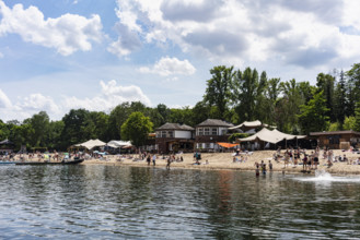 Strandbad Plötzensee, building from the twenties in the background, people as accessories, Wedding,
