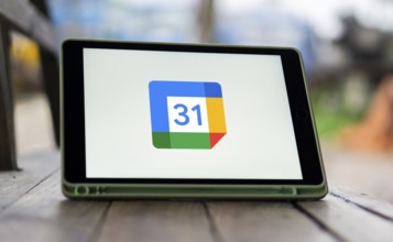 Google Calendar logo is displayed on smartphone.