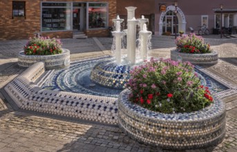In 2003, the porcelain fountain was redesigned by the porcelain manufacturer Barbara Flügel. Its