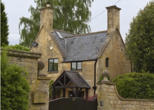 A beautiful romantic cottage in the popular Cotswold village of Broadway in England