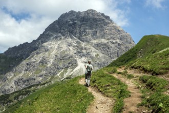 Hiking trail to the Hochalp Pass, Bärgunttal, behind Großer Widderstein, near Baad, Kleinwalsertal,
