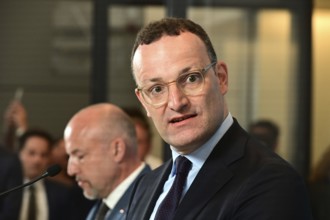 On the right, the chairman of the CDU/CSU parliamentary group, Jens Spahn (CDU), and his deputy