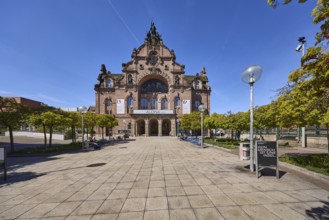 Nuremberg State Theatre, architect Christian Heinrich Seeling, theatre, opera, trees, lantern,
