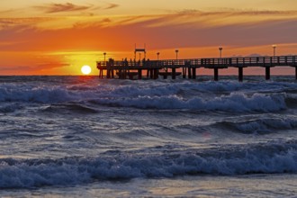 Sunset, pier, waves, swell, Wustrow, Fischland, Mecklenburg-Vorpommern, Germany