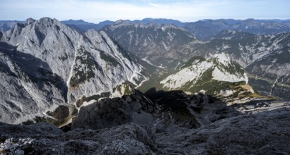 Mountain panorama from the summit of the Gamsjoch, view of Laliderer Tal and Rißtal with summit