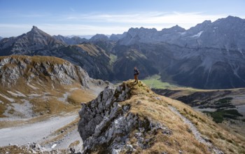 Mountaineers on a hiking trail at the Gamsjoch, picturesque mountain landscape in autumn, view of