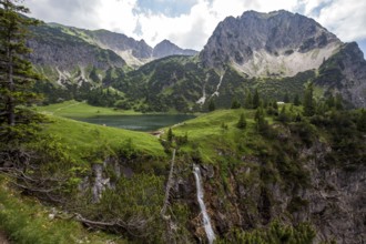View from the hiking trail from Gaißalpe to Unterer Gaißalpsee, behind Gaißalpsee and Rubihorn,