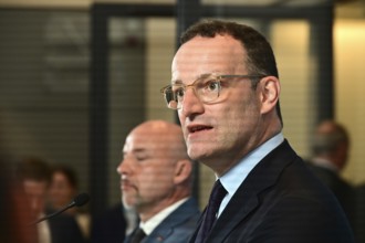 On the right, the chairman of the CDU/CSU parliamentary group, Jens Spahn (CDU), and his deputy