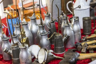 Used oil cans, oil spray cans for lubricating oil for vehicle maintenance. Vintage car trade fair