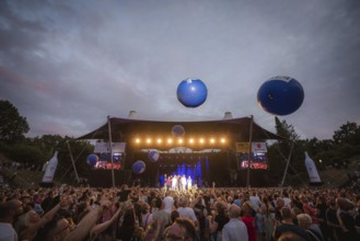 Balls above the audience at the Berliner Rundfunk 91.4 Open Air at the Berlin Parkbühne Wuhlheide