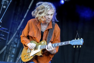 Jack Bradley, guitarist, The Thing, indie rock band, USA, live open air at the Citadel Music