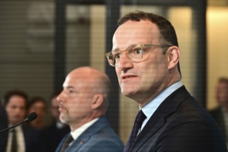 On the right, the chairman of the CDU/CSU parliamentary group, Jens Spahn (CDU), and his deputy