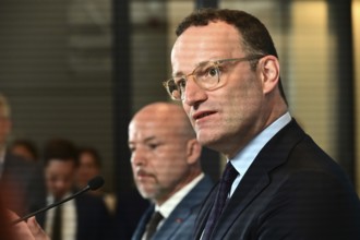 On the right, the chairman of the CDU/CSU parliamentary group, Jens Spahn (CDU), and his deputy
