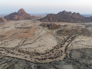 Spitzkoppe (1728 m) - on the left - and Pondok Mountain majestically rise above the surrounding