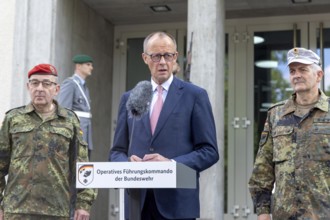 Friedrich Merz (Federal Chancellor, CDU) speaks between Carsten Breuer, Inspector General of the