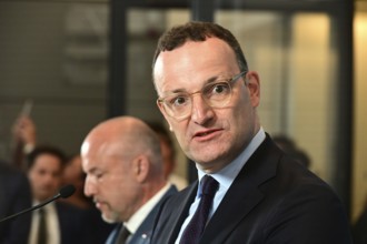 On the right, the chairman of the CDU/CSU parliamentary group, Jens Spahn (CDU), and his deputy