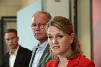 Matthias Miersch (centre), Chairman of the SPD parliamentary group, and Sonja Eichwede, one of the