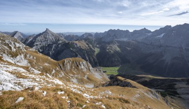 Picturesque mountain landscape in autumn, view of rocky mountain ridge, mountain peaks Lamsenspitze