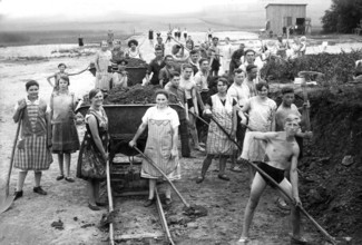 Street child labour shovel shovel apron work clothes earth half-naked Hitler Youth, 1930s, group of