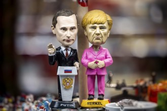 Comic figures in a shop window, Russian President Vladimir Putin and former German Chancellor