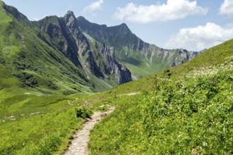 Hiking trail to the Hochalp Pass, Bärgunttal, behind Höferspitze, Weißer Schrofen and Heiterberg,