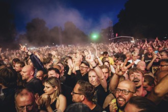 Fans of the Sex Pistols ft. Frank Carter live at the Berlin Zitadelle Spandau on 04.07.2025