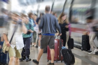 Frankfurt, airport long-distance railway station: Passengers boarding and alighting at a stopping