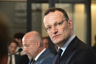 On the right, the chairman of the CDU/CSU parliamentary group, Jens Spahn (CDU), and his deputy
