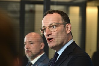 On the right, the chairman of the CDU/CSU parliamentary group, Jens Spahn (CDU), and his deputy