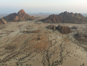 Spitzkoppe (1728 m) - on the left - and Pondok Mountain majestically rise above the surrounding