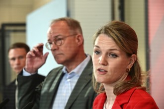 Matthias Miersch (centre), Chairman of the SPD parliamentary group, and Sonja Eichwede, one of the