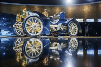 Mercedes-Simplex 40 hp from 1902: The Mercedes-Benz Museum in Stuttgart presents a journey through