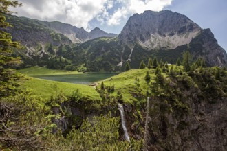 View from the hiking trail from Gaißalpe to Unterer Gaißalpsee, behind Gaißalpsee and Rubihorn,
