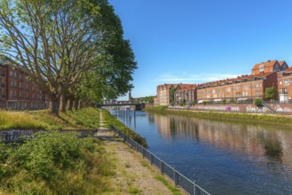 View from Alte Neustadt across the Weser to the Teerhof peninsula, brick architecture, hiking