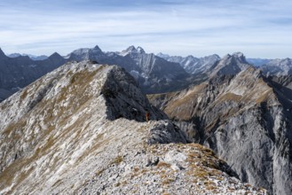 Mountain panorama, mountaineer on the ridge of the Gamsjoch, transition to the main summit of the
